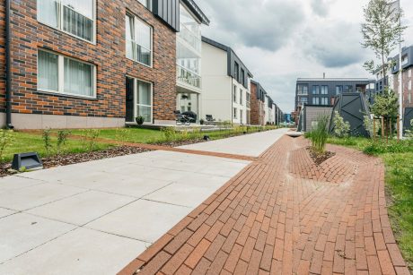 Uus-Veerenni arendus. Kasutatud materjalid: Terca keraamilised MTL tellisplaadid: Grafit, Pellava, Tuohi, Flame, Punainen, Terrakota ja Kaakao ning Penter Terrakota 250x60x62 klinkessillutuskivid. Arhitektid: Tõnis Tarbe and Johann-Aksel Tarbe (Tarbe OÜ). Maastikuarhitektid: Karin Bachmann and Mirko Traks (Kino Maastikuarhitektid OÜ. Arendaja ja ehitaja: Merko Ehitus Eesti. Foto: Heikki Avent.