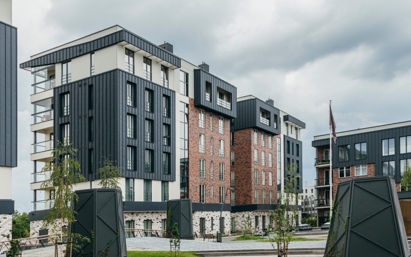 Uus-Veerenni arendus. Kasutatud materjalid: Terca keraamilised MTL tellisplaadid: Grafit, Pellava, Tuohi, Flame, Punainen, Terrakota ja Kaakao ning Penter Terrakota 250x60x62 klinkessillutuskivid. Arhitektid: Tõnis Tarbe and Johann-Aksel Tarbe (Tarbe OÜ). Maastikuarhitektid: Karin Bachmann and Mirko Traks (Kino Maastikuarhitektid OÜ. Arendaja ja ehitaja: Merko Ehitus Eesti. Foto: Heikki Avent.