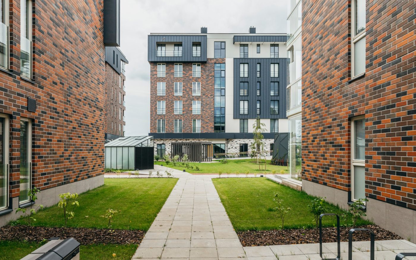 Uus-Veerenni arendus. Kasutatud materjalid: Terca keraamilised MTL tellisplaadid: Grafit, Pellava, Tuohi, Flame, Punainen, Terrakota ja Kaakao ning Penter Terrakota 250x60x62 klinkessillutuskivid. Arhitektid: Tõnis Tarbe and Johann-Aksel Tarbe (Tarbe OÜ). Maastikuarhitektid: Karin Bachmann and Mirko Traks (Kino Maastikuarhitektid OÜ. Arendaja ja ehitaja: Merko Ehitus Eesti. Foto: Heikki Avent.