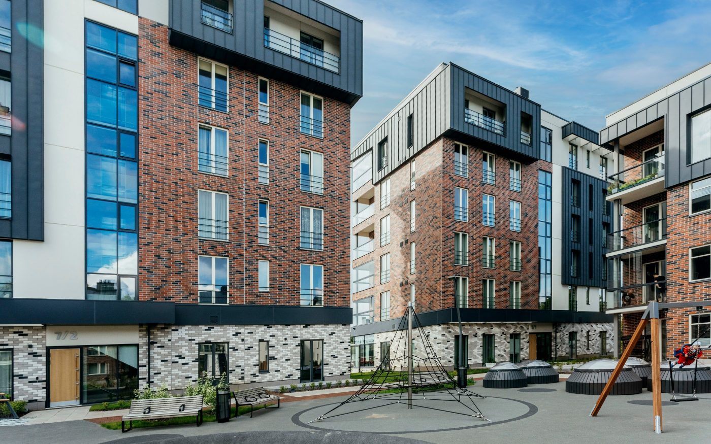 Uus-Veerenni arendus. Kasutatud materjalid: Terca keraamilised MTL tellisplaadid: Grafit, Pellava, Tuohi, Flame, Punainen, Terrakota ja Kaakao ning Penter Terrakota 250x60x62 klinkessillutuskivid. Arhitektid: Tõnis Tarbe and Johann-Aksel Tarbe (Tarbe OÜ). Maastikuarhitektid: Karin Bachmann and Mirko Traks (Kino Maastikuarhitektid OÜ. Arendaja ja ehitaja: Merko Ehitus Eesti. Foto: Heikki Avent.