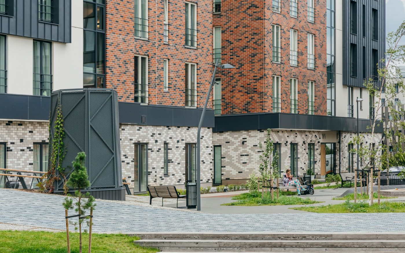 Uus-Veerenni arendus. Kasutatud materjalid: Terca keraamilised MTL tellisplaadid: Grafit, Pellava, Tuohi, Flame, Punainen, Terrakota ja Kaakao ning Penter Terrakota 250x60x62 klinkessillutuskivid. Arhitektid: Tõnis Tarbe and Johann-Aksel Tarbe (Tarbe OÜ). Maastikuarhitektid: Karin Bachmann and Mirko Traks (Kino Maastikuarhitektid OÜ. Arendaja ja ehitaja: Merko Ehitus Eesti. Foto: Heikki Avent.