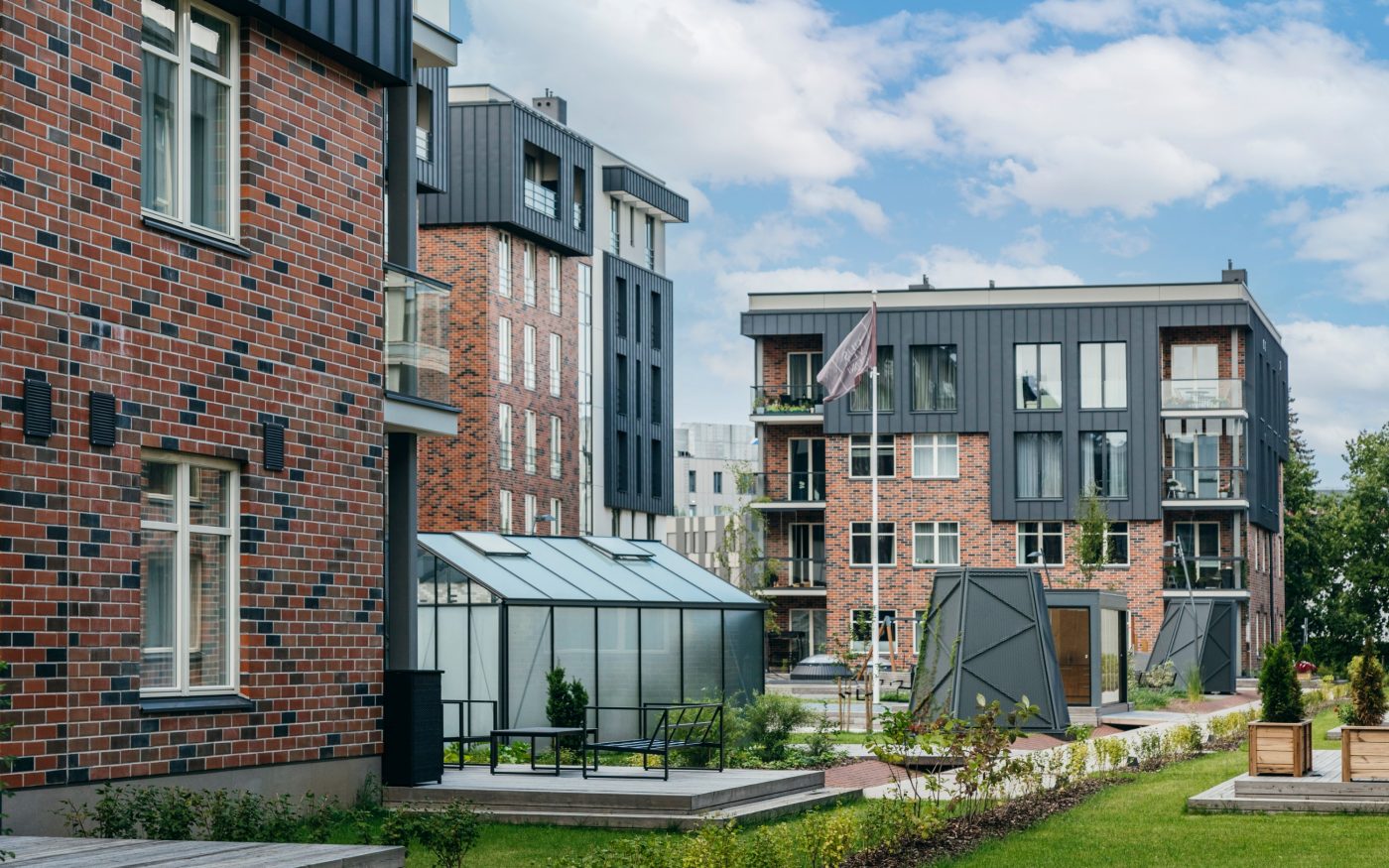 Uus-Veerenni arendus. Kasutatud materjalid: Terca keraamilised MTL tellisplaadid: Grafit, Pellava, Tuohi, Flame, Punainen, Terrakota ja Kaakao ning Penter Terrakota 250x60x62 klinkessillutuskivid. Arhitektid: Tõnis Tarbe and Johann-Aksel Tarbe (Tarbe OÜ). Maastikuarhitektid: Karin Bachmann and Mirko Traks (Kino Maastikuarhitektid OÜ. Arendaja ja ehitaja: Merko Ehitus Eesti. Foto: Heikki Avent.