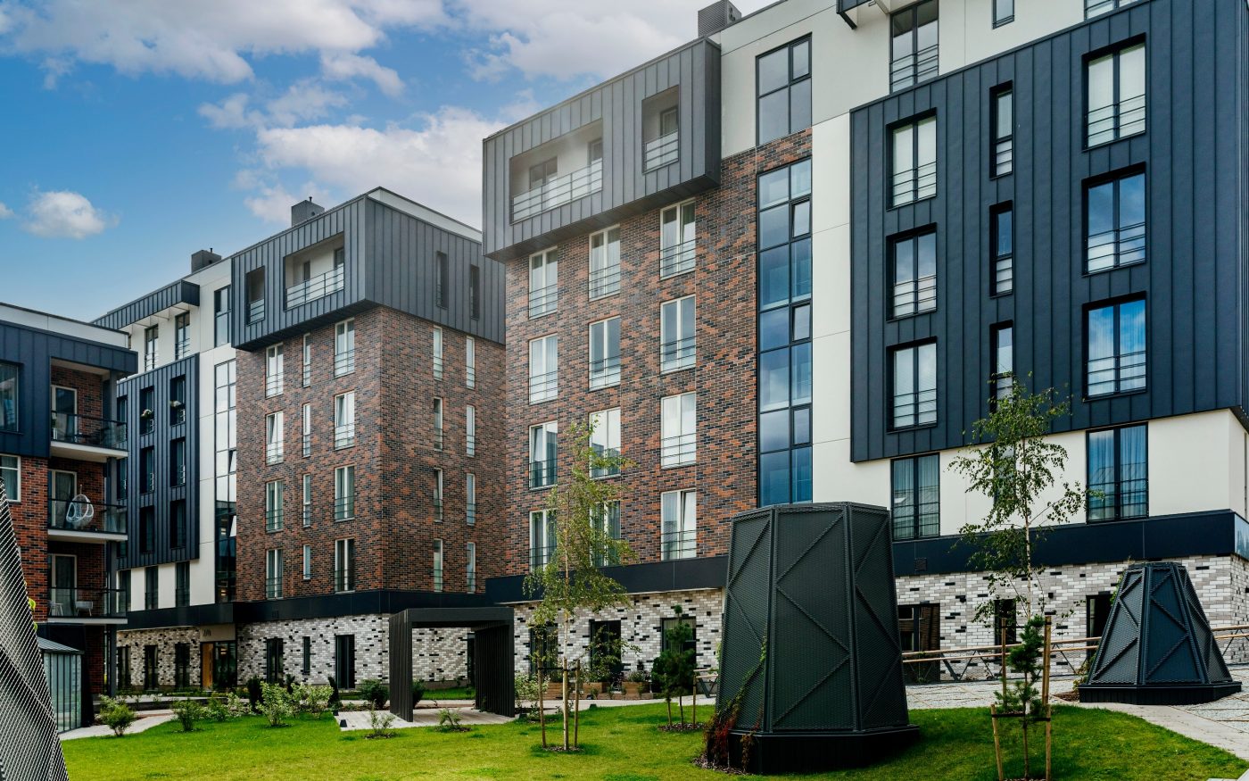 Uus-Veerenni arendus. Kasutatud materjalid: Terca keraamilised MTL tellisplaadid: Grafit, Pellava, Tuohi, Flame, Punainen, Terrakota ja Kaakao ning Penter Terrakota 250x60x62 klinkessillutuskivid. Arhitektid: Tõnis Tarbe and Johann-Aksel Tarbe (Tarbe OÜ). Maastikuarhitektid: Karin Bachmann and Mirko Traks (Kino Maastikuarhitektid OÜ. Arendaja ja ehitaja: Merko Ehitus Eesti. Foto: Heikki Avent.