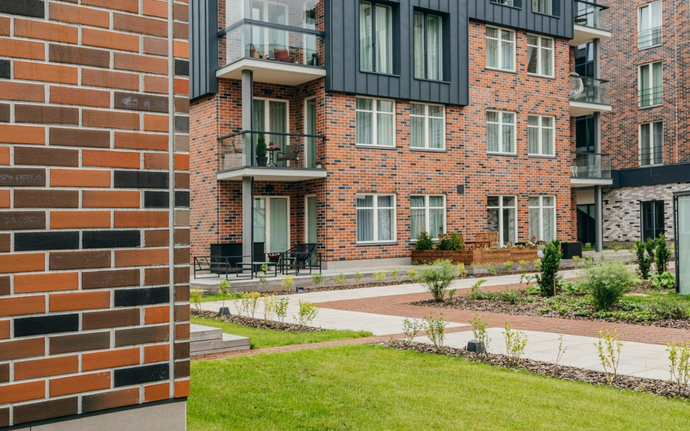 Uus-Veerenni arendus. Kasutatud materjalid: Terca keraamilised MTL tellisplaadid: Grafit, Pellava, Tuohi, Flame, Punainen, Terrakota ja Kaakao ning Penter Terrakota 250x60x62 klinkessillutuskivid. Arhitektid: Tõnis Tarbe and Johann-Aksel Tarbe (Tarbe OÜ). Maastikuarhitektid: Karin Bachmann and Mirko Traks (Kino Maastikuarhitektid OÜ. Arendaja ja ehitaja: Merko Ehitus Eesti. Foto: Heikki Avent.