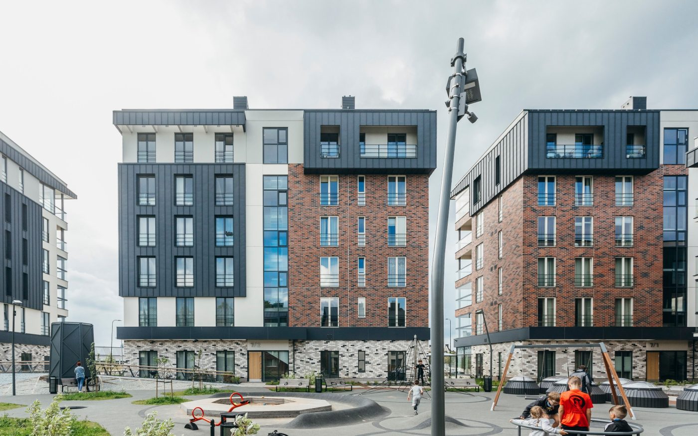 Uus-Veerenni arendus. Kasutatud materjalid: Terca keraamilised MTL tellisplaadid: Grafit, Pellava, Tuohi, Flame, Punainen, Terrakota ja Kaakao ning Penter Terrakota 250x60x62 klinkessillutuskivid. Arhitektid: Tõnis Tarbe and Johann-Aksel Tarbe (Tarbe OÜ). Maastikuarhitektid: Karin Bachmann and Mirko Traks (Kino Maastikuarhitektid OÜ. Arendaja ja ehitaja: Merko Ehitus Eesti. Foto: Heikki Avent.