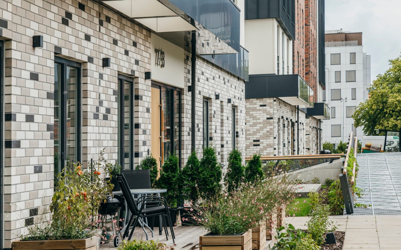 Uus-Veerenni arendus. Kasutatud materjalid: Terca keraamilised MTL tellisplaadid: Grafit, Pellava, Tuohi, Flame, Punainen, Terrakota ja Kaakao ning Penter Terrakota 250x60x62 klinkessillutuskivid. Arhitektid: Tõnis Tarbe and Johann-Aksel Tarbe (Tarbe OÜ). Maastikuarhitektid: Karin Bachmann and Mirko Traks (Kino Maastikuarhitektid OÜ. Arendaja ja ehitaja: Merko Ehitus Eesti. Foto: Heikki Avent.