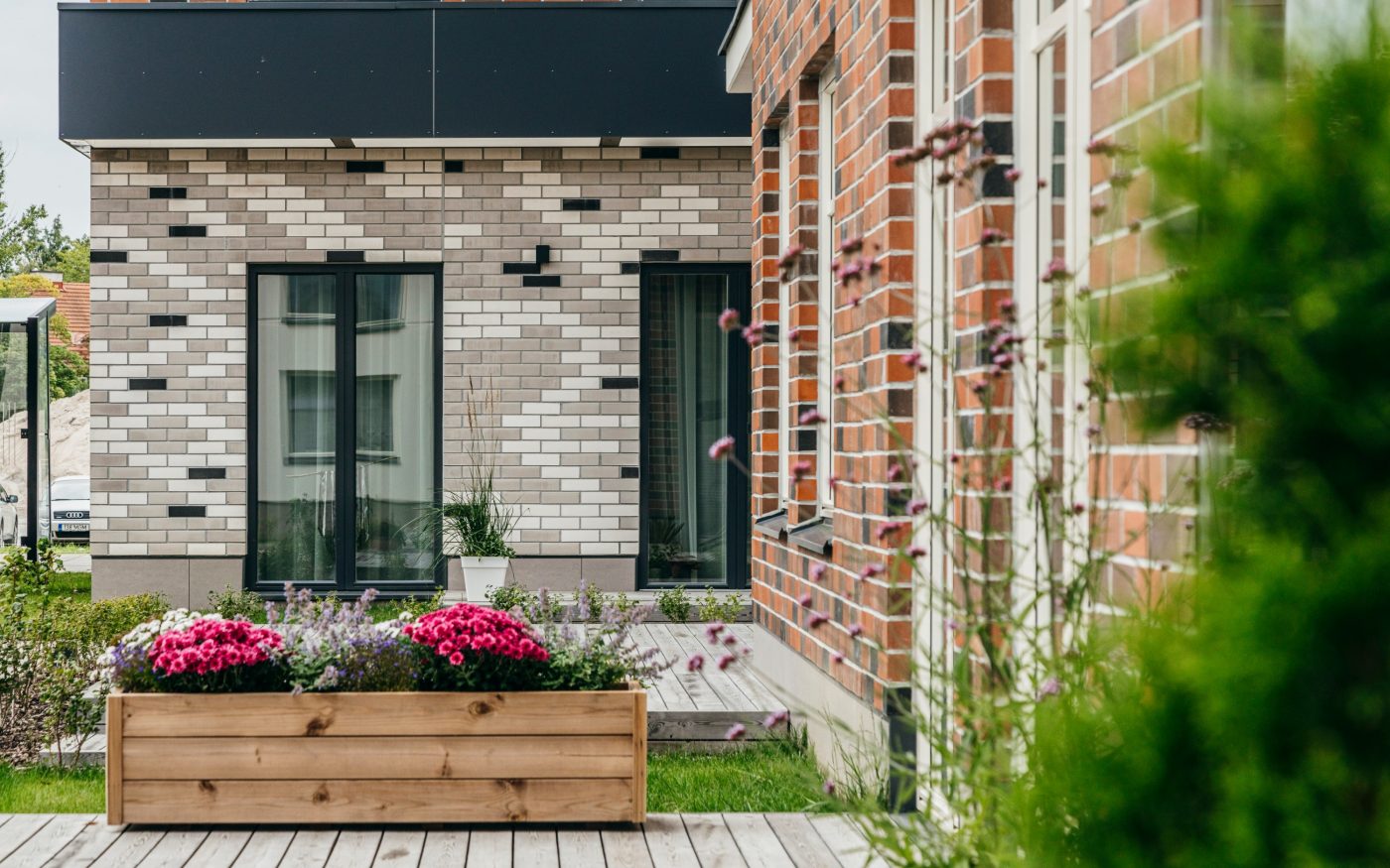 Uus-Veerenni arendus. Kasutatud materjalid: Terca keraamilised MTL tellisplaadid: Grafit, Pellava, Tuohi, Flame, Punainen, Terrakota ja Kaakao ning Penter Terrakota 250x60x62 klinkessillutuskivid. Arhitektid: Tõnis Tarbe and Johann-Aksel Tarbe (Tarbe OÜ). Maastikuarhitektid: Karin Bachmann and Mirko Traks (Kino Maastikuarhitektid OÜ. Arendaja ja ehitaja: Merko Ehitus Eesti. Foto: Heikki Avent.