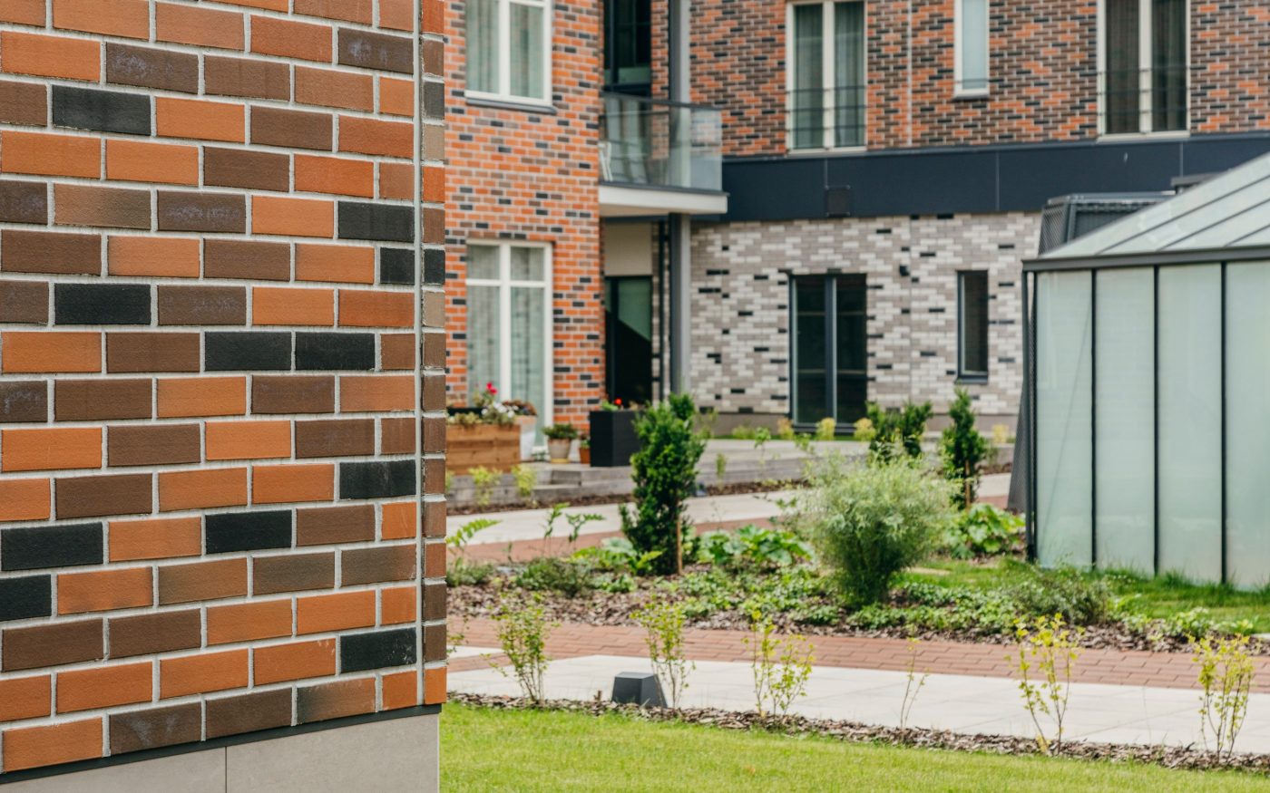 Uus-Veerenni arendus. Kasutatud materjalid: Terca keraamilised MTL tellisplaadid: Grafit, Pellava, Tuohi, Flame, Punainen, Terrakota ja Kaakao ning Penter Terrakota 250x60x62 klinkessillutuskivid. Arhitektid: Tõnis Tarbe and Johann-Aksel Tarbe (Tarbe OÜ). Maastikuarhitektid: Karin Bachmann and Mirko Traks (Kino Maastikuarhitektid OÜ. Arendaja ja ehitaja: Merko Ehitus Eesti. Foto: Heikki Avent.