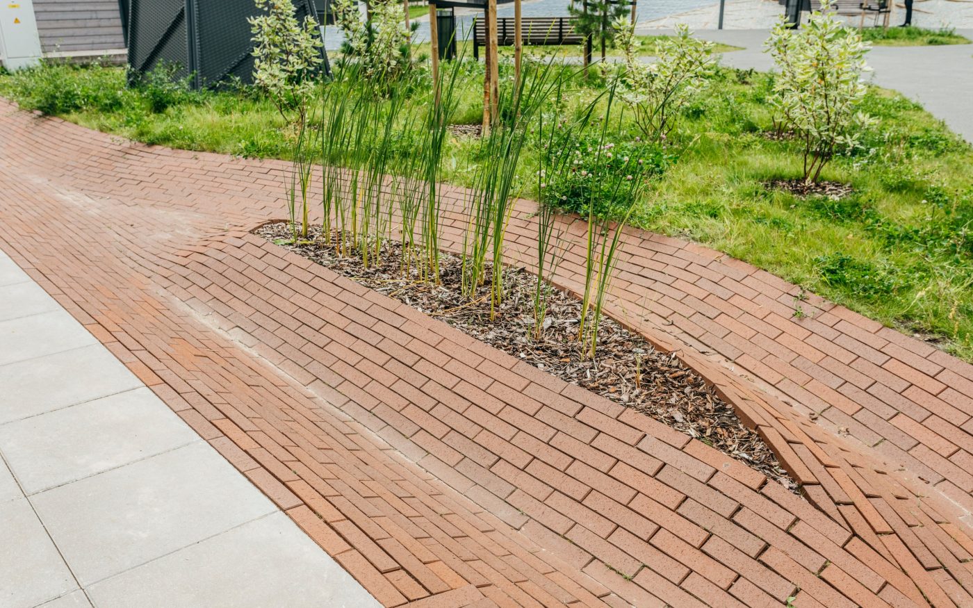 Uus-Veerenni arendus. Kasutatud materjalid: Terca keraamilised MTL tellisplaadid: Grafit, Pellava, Tuohi, Flame, Punainen, Terrakota ja Kaakao ning Penter Terrakota 250x60x62 klinkessillutuskivid. Arhitektid: Tõnis Tarbe and Johann-Aksel Tarbe (Tarbe OÜ). Maastikuarhitektid: Karin Bachmann and Mirko Traks (Kino Maastikuarhitektid OÜ. Arendaja ja ehitaja: Merko Ehitus Eesti. Foto: Heikki Avent.