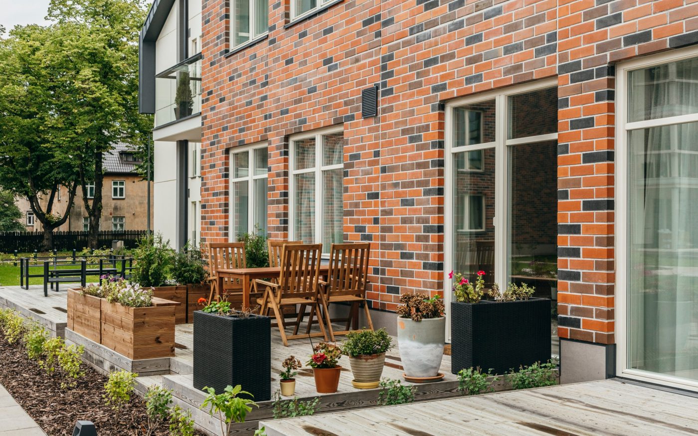 Uus-Veerenni arendus. Kasutatud materjalid: Terca keraamilised MTL tellisplaadid: Grafit, Pellava, Tuohi, Flame, Punainen, Terrakota ja Kaakao ning Penter Terrakota 250x60x62 klinkessillutuskivid. Arhitektid: Tõnis Tarbe and Johann-Aksel Tarbe (Tarbe OÜ). Maastikuarhitektid: Karin Bachmann and Mirko Traks (Kino Maastikuarhitektid OÜ. Arendaja ja ehitaja: Merko Ehitus Eesti. Foto: Heikki Avent.