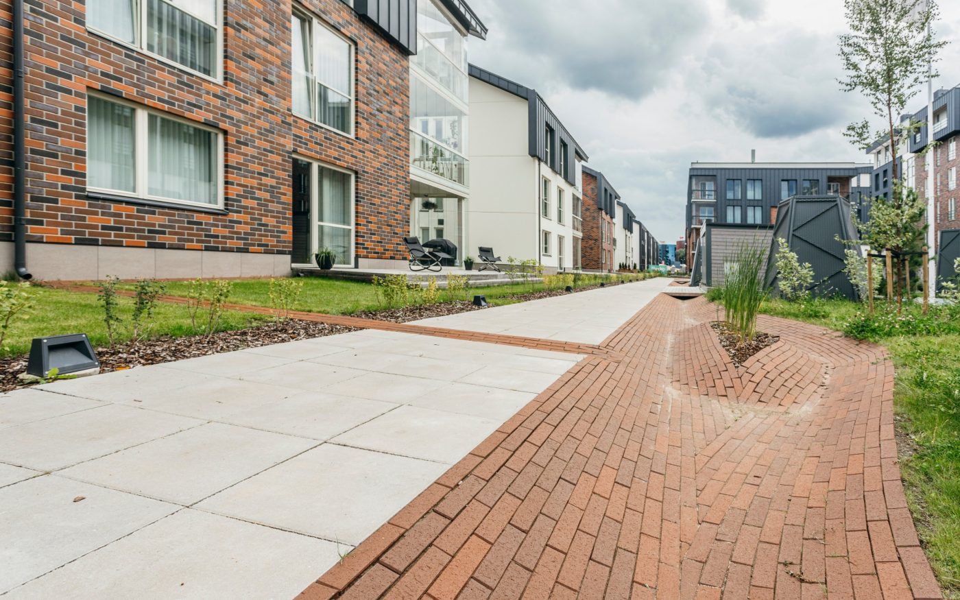 Uus-Veerenni arendus. Kasutatud materjalid: Terca keraamilised MTL tellisplaadid: Grafit, Pellava, Tuohi, Flame, Punainen, Terrakota ja Kaakao ning Penter Terrakota 250x60x62 klinkessillutuskivid. Arhitektid: Tõnis Tarbe and Johann-Aksel Tarbe (Tarbe OÜ). Maastikuarhitektid: Karin Bachmann and Mirko Traks (Kino Maastikuarhitektid OÜ. Arendaja ja ehitaja: Merko Ehitus Eesti. Foto: Heikki Avent.