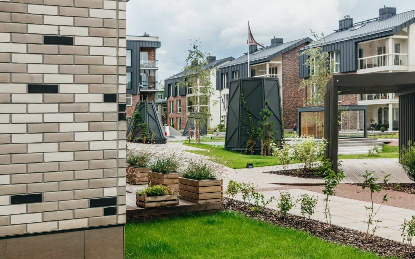 Uus-Veerenni arendus. Kasutatud materjalid: Terca keraamilised MTL tellisplaadid: Grafit, Pellava, Tuohi, Flame, Punainen, Terrakota ja Kaakao ning Penter Terrakota 250x60x62 klinkessillutuskivid. Arhitektid: Tõnis Tarbe and Johann-Aksel Tarbe (Tarbe OÜ). Maastikuarhitektid: Karin Bachmann and Mirko Traks (Kino Maastikuarhitektid OÜ. Arendaja ja ehitaja: Merko Ehitus Eesti. Foto: Heikki Avent.