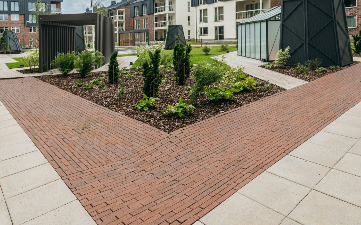 Uus-Veerenni arendus. Kasutatud materjalid: Terca keraamilised MTL tellisplaadid: Grafit, Pellava, Tuohi, Flame, Punainen, Terrakota ja Kaakao ning Penter Terrakota 250x60x62 klinkessillutuskivid. Arhitektid: Tõnis Tarbe and Johann-Aksel Tarbe (Tarbe OÜ). Maastikuarhitektid: Karin Bachmann and Mirko Traks (Kino Maastikuarhitektid OÜ. Arendaja ja ehitaja: Merko Ehitus Eesti. Foto: Heikki Avent.