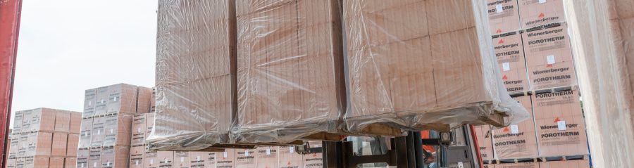 Packaging, transport and logistics of Porotherm bricks on the Achenheim site.
