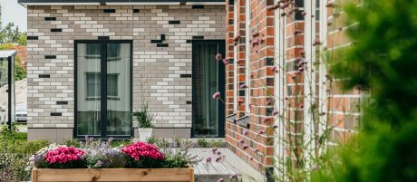 Flīzes piemērotas fasādes noformēšanai. Izkārtojot tās dažādos musturos iespējams iegūt interesantus un neparastus rezultātus.