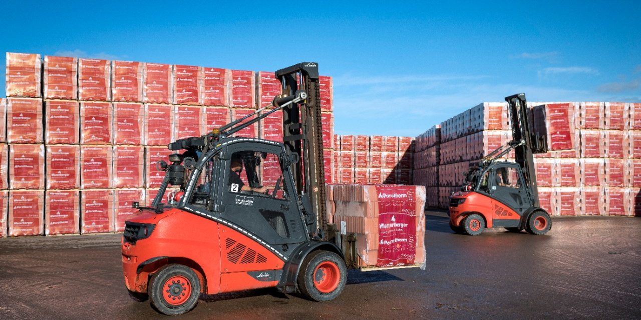 Forklift truck with pallets of Porotherm inner wall blocs