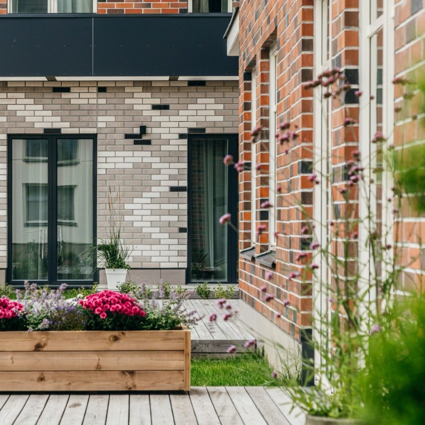 Uus-Veerenni residential development. Used materials: Terca Grafiiti, Pellava, Tuohi, Flame, Punainen, Terrakota and Kaakao ceramic brick slips, Penter Terrakota clinker pacers from Aseri plant (Estonia). Architect: Tõnis Tarbe and Johann-Aksel Tarbe (Tarbe OÜ). Landscape architect: Karin Bachmann and Mirko Traks (Kino Maastikuarhitektid OÜ). Construction company: Merko Ehitus Eesti. Photo: Heikki Avent.