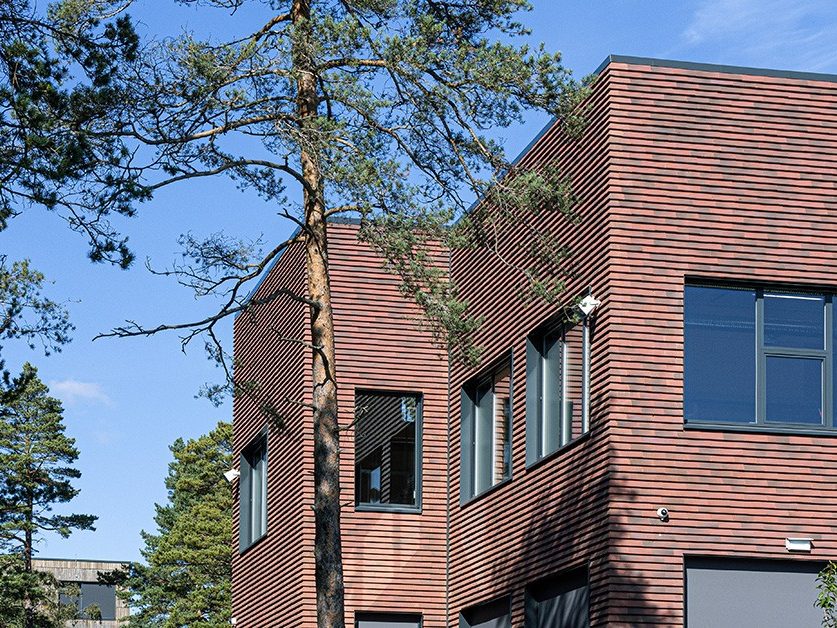 Facade cladding: URBAN U Holmen | Bamble videregående skole, Norway