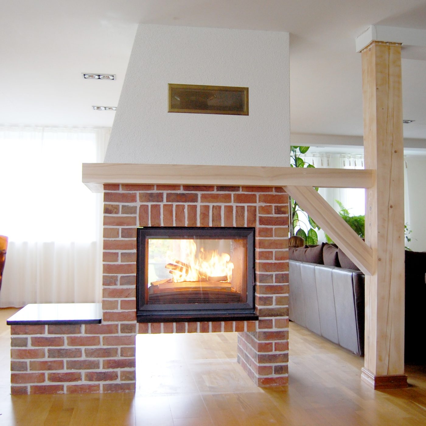 Fireplace is build with Kastanjebruin bricks and inner part with Aseri produced PTT65 Light Red Smooth bricks. Potter and photo: Unibuild OÜ.
