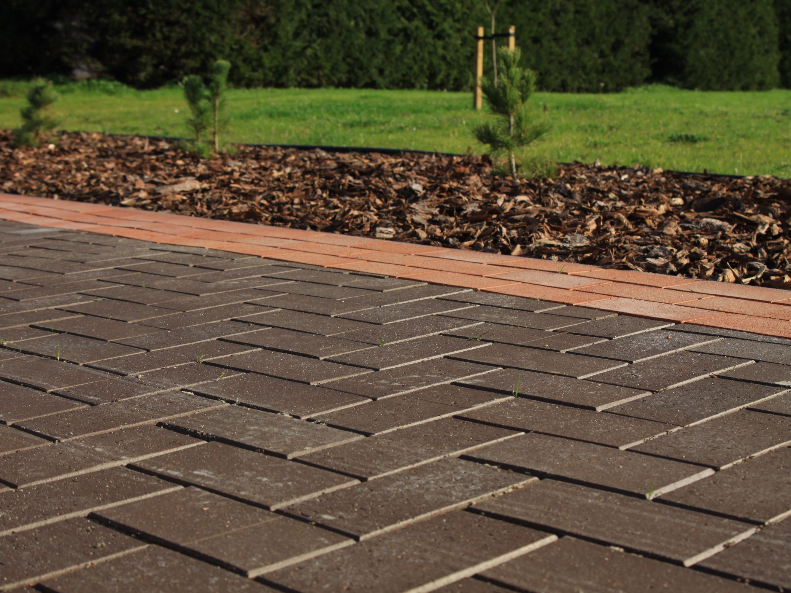 Private house's pavement in Lahemaa Nationalpark, Estonia. Used materials: Penter pavers Terra Rough and Red Rough pavers in STT52 format from Aseri plant (Estonia).