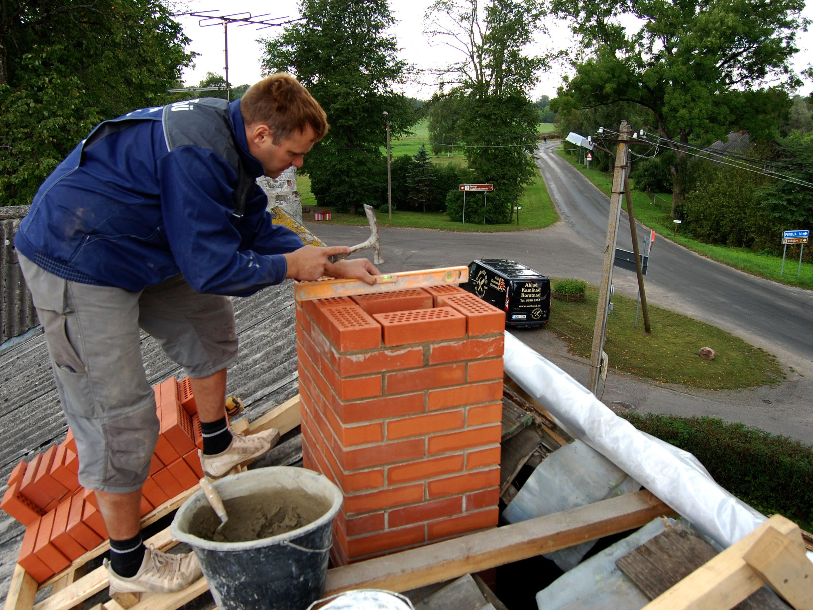 Chimney construction with frost restistant bricks