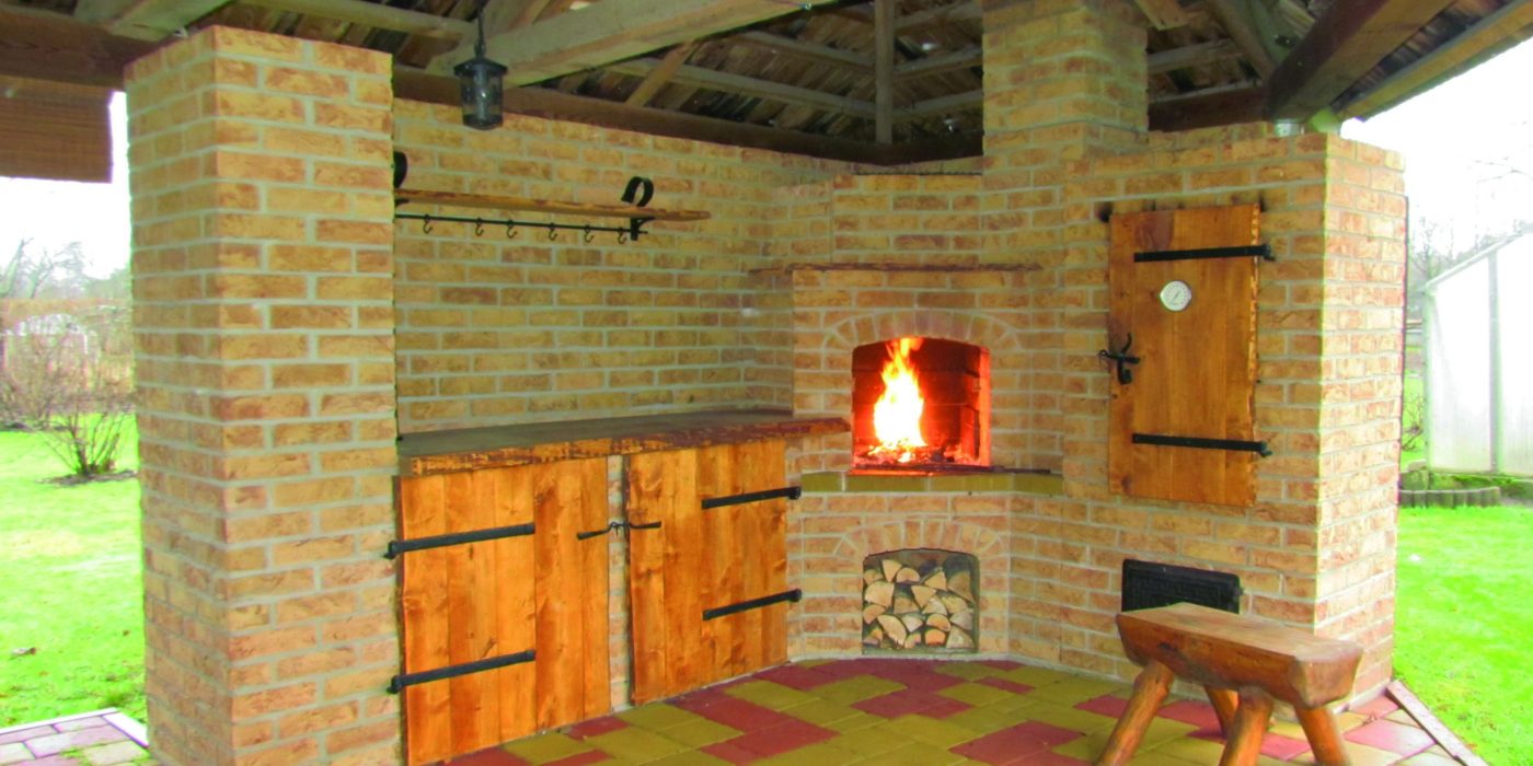 Outdoor kitchen. Used materials: Terca Orchidee Rose bricks.