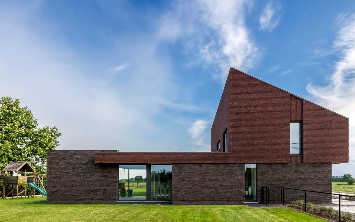 Iluzo Pagus Bruin-Zwart. Архитектор: Architectenbureau Acke & Van Wynsberghe, Assenede