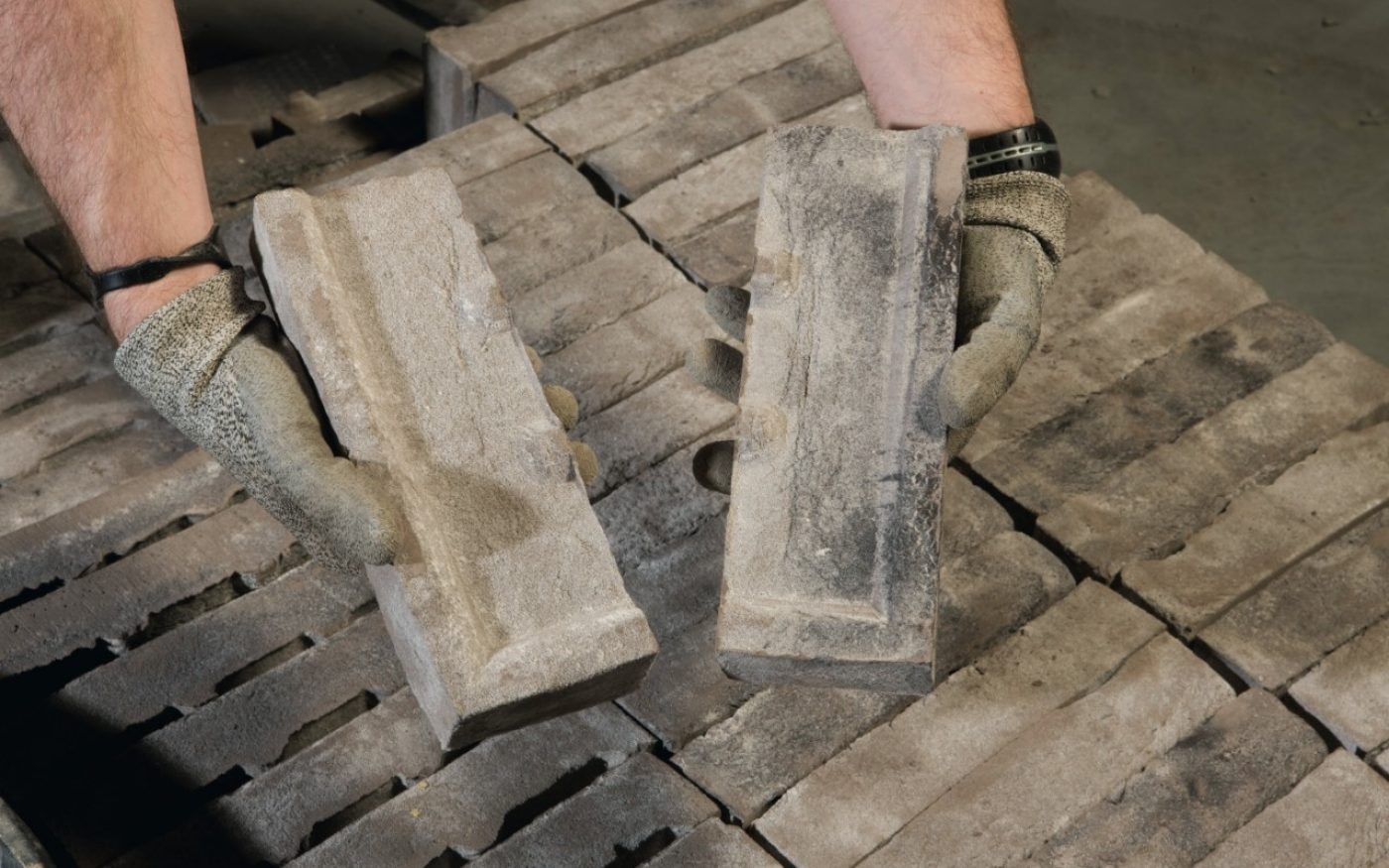 Нет необходимости в угловых кирпичах! Поскольку у половины кирпичей с левой стороны и торца более высокий край  и у другой половины с правой стороны, каменщик может вести работу быстрее, не тратя время на резку и подготовку угловых кирпичей.