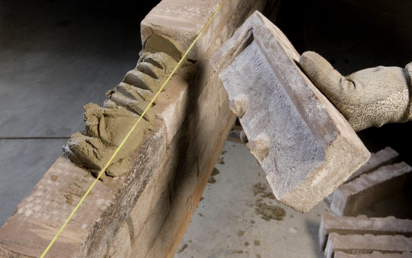 Кирпичи укладываются выемкой вниз, чтобы было возможно нанести раствор сразу на несколько кирпичей и вести кладку быстрее.