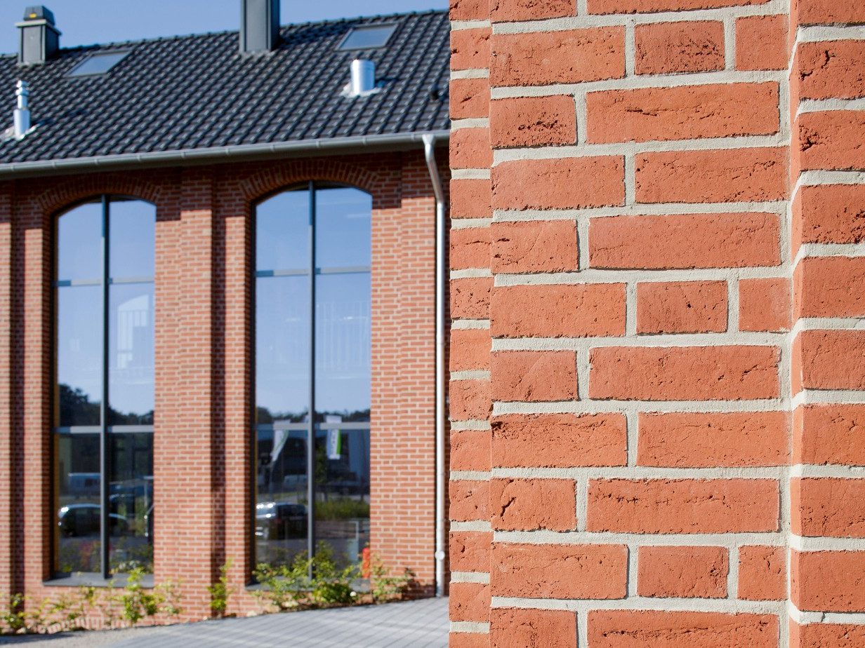 close-up on Terca; family home and commercial hall for chimneys and cooking events ; products used: Poroton Plan-T12-42,5; Kamtec LAS 20 W; Terca HKS Rot 