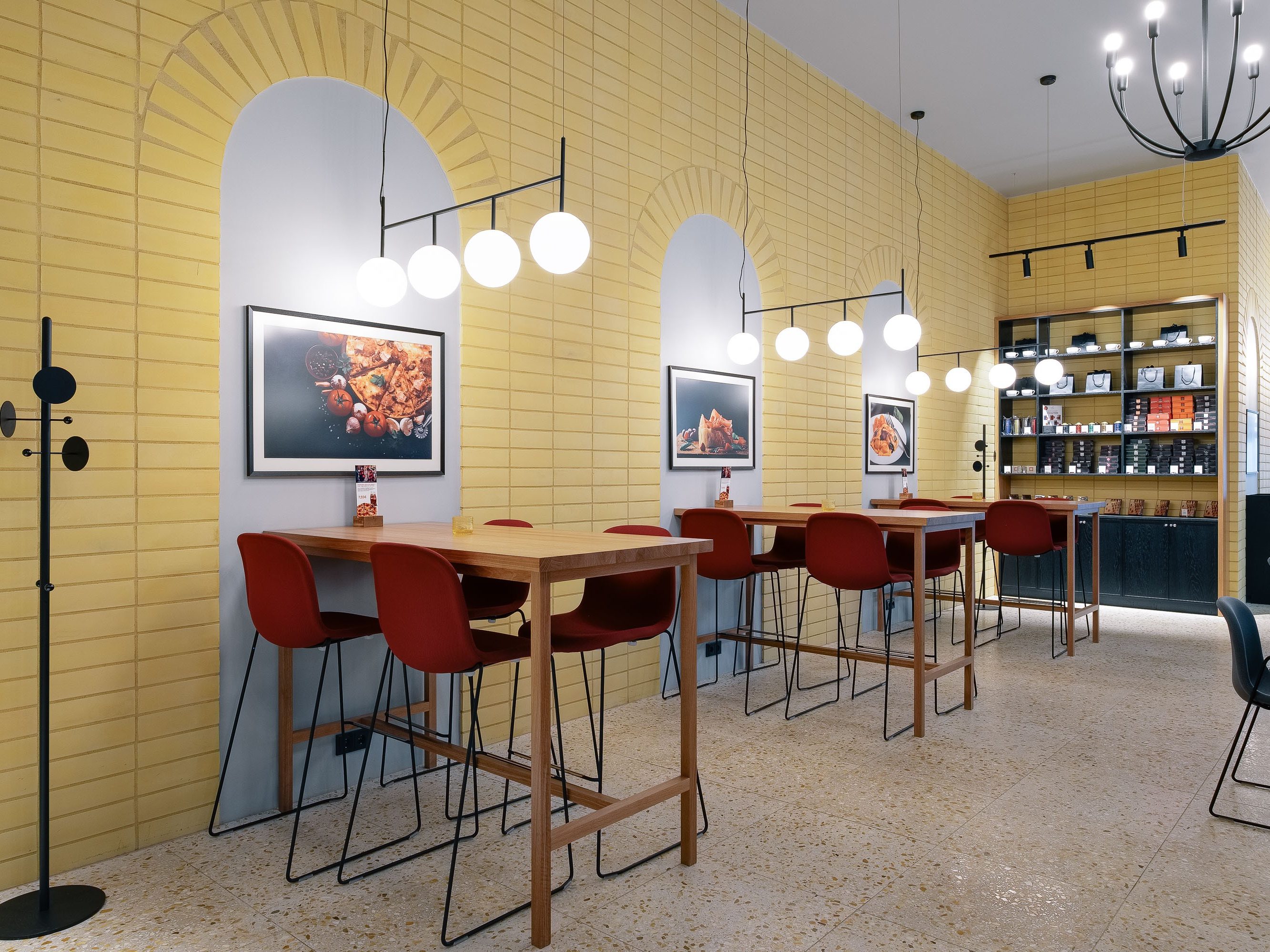 Da Vinci Pasta ja Pizza restoranl T1 Mall of Tallinn kaubanduskeskuses. Kasutatud materjalid: Terca keraamilised tellisplaadid Punainen sile ja Grafiiti sile. Sisekujundus: Ace of Space. Foto: Märt Lillesiim.