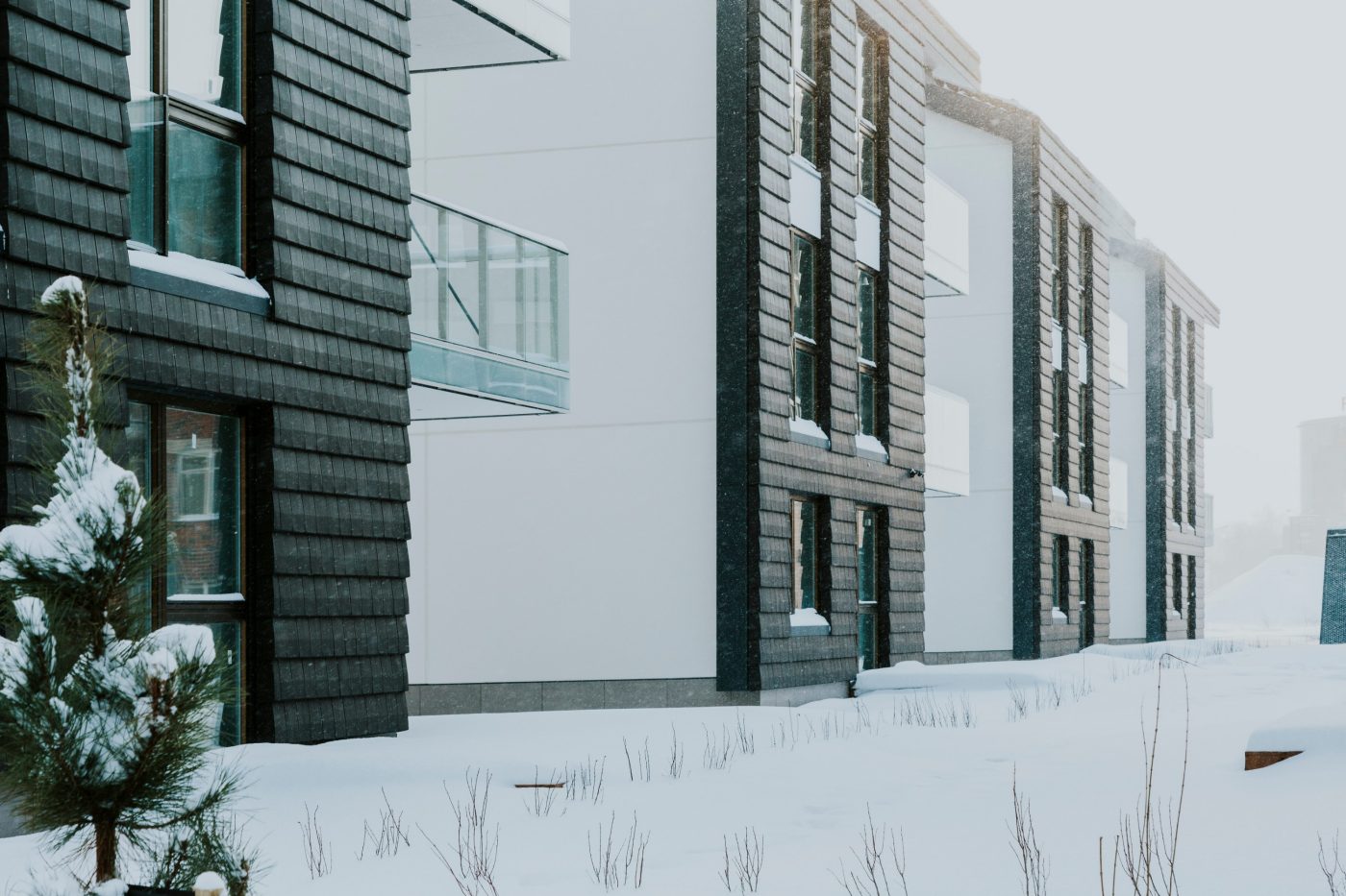 Uus-Veerenni arendus. Kasutatud materjalid: Terca keraamilised MTL tellisplaadid: Grafit, Pellava, Tuohi, Flame, Punainen, Terrakota ja Kaakao ning Penter Terrakota 250x60x62 klinkessillutuskivid. Arhitektid: Tõnis Tarbe and Johann-Aksel Tarbe (Tarbe OÜ). Maastikuarhitektid: Karin Bachmann and Mirko Traks (Kino Maastikuarhitektid OÜ. Arendaja ja ehitaja: Merko Ehitus Eesti. Foto: Heikki Avent.