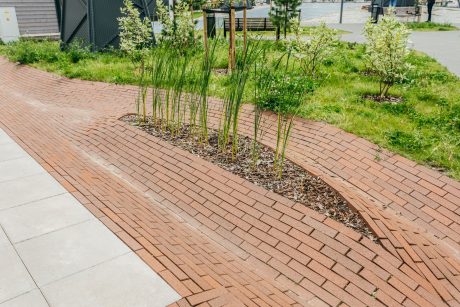 Uus-Veerenni arendus. Kasutatud materjalid: Terca keraamilised MTL tellisplaadid: Grafit, Pellava, Tuohi, Flame, Punainen, Terrakota ja Kaakao ning Penter Terrakota 250x60x62 klinkessillutuskivid. Arhitektid: Tõnis Tarbe and Johann-Aksel Tarbe (Tarbe OÜ). Maastikuarhitektid: Karin Bachmann and Mirko Traks (Kino Maastikuarhitektid OÜ. Arendaja ja ehitaja: Merko Ehitus Eesti. Foto: Heikki Avent.