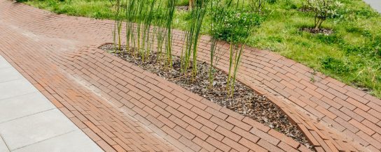 Uus-Veerenni arendus. Kasutatud materjalid: Terca keraamilised MTL tellisplaadid: Grafit, Pellava, Tuohi, Flame, Punainen, Terrakota ja Kaakao ning Penter Terrakota 250x60x62 klinkessillutuskivid. Arhitektid: Tõnis Tarbe and Johann-Aksel Tarbe (Tarbe OÜ). Maastikuarhitektid: Karin Bachmann and Mirko Traks (Kino Maastikuarhitektid OÜ. Arendaja ja ehitaja: Merko Ehitus Eesti. Foto: Heikki Avent.