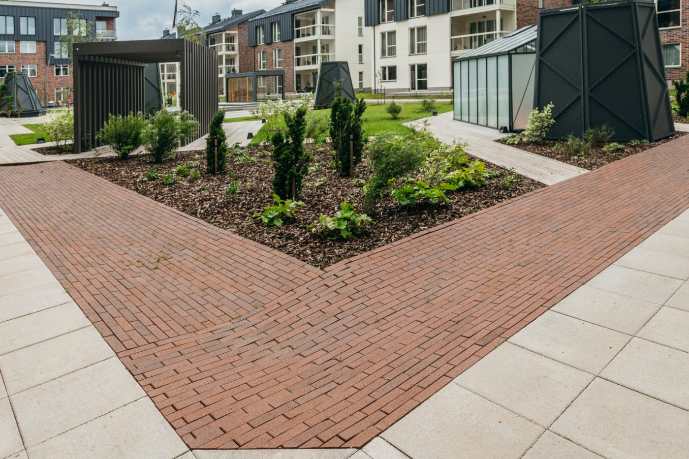 Uus-Veerenni arendus. Kasutatud materjalid: Terca keraamilised MTL tellisplaadid: Grafit, Pellava, Tuohi, Flame, Punainen, Terrakota ja Kaakao ning Penter Terrakota 250x60x62 klinkessillutuskivid. Arhitektid: Tõnis Tarbe and Johann-Aksel Tarbe (Tarbe OÜ). Maastikuarhitektid: Karin Bachmann and Mirko Traks (Kino Maastikuarhitektid OÜ. Arendaja ja ehitaja: Merko Ehitus Eesti. Foto: Heikki Avent.