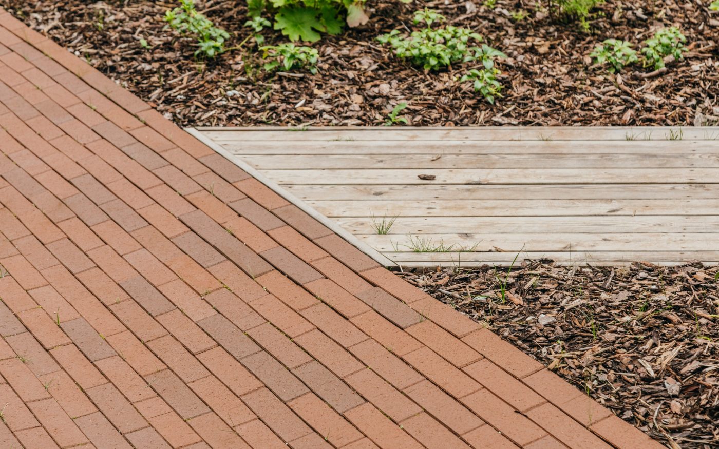 Uus-Veerenni arendus. Kasutatud materjalid: Terca keraamilised MTL tellisplaadid: Grafit, Pellava, Tuohi, Flame, Punainen, Terrakota ja Kaakao ning Penter Terrakota 250x60x62 klinkessillutuskivid. Arhitektid: Tõnis Tarbe and Johann-Aksel Tarbe (Tarbe OÜ). Maastikuarhitektid: Karin Bachmann and Mirko Traks (Kino Maastikuarhitektid OÜ. Arendaja ja ehitaja: Merko Ehitus Eesti. Foto: Heikki Avent.