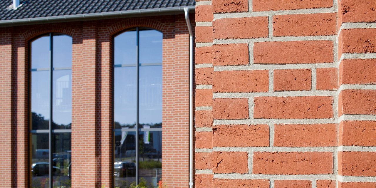 close-up on Terca; family home and commercial hall for chimneys and cooking events ; products used: Poroton Plan-T12-42,5; Kamtec LAS 20 W; Terca HKS Rot 