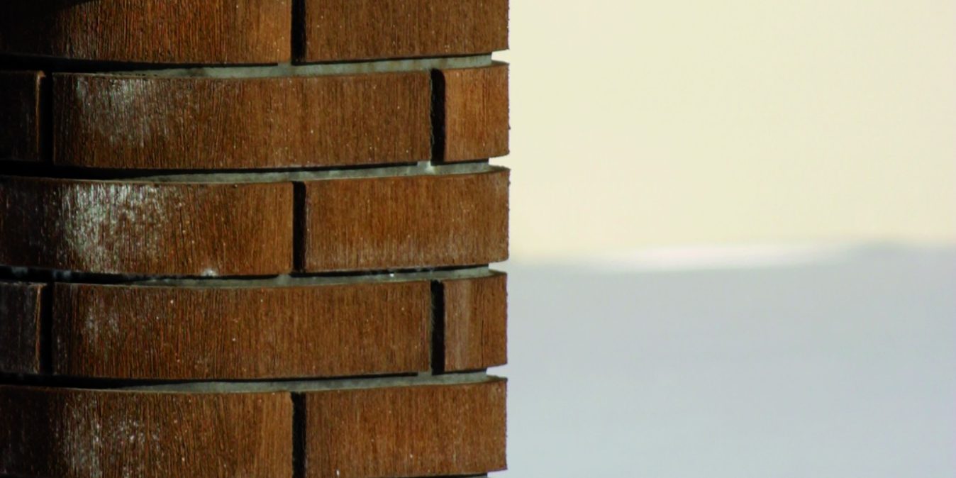 Kodu juurde kuuluvad ka krunt, piire selle ümber, aed ja mitmesugused õueehitised, mis kõik on tähelepanu nõudvad arhitektuurilised elemendid nagu majagi. 