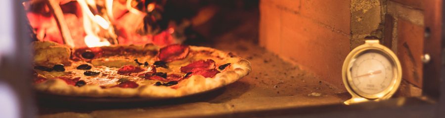 Pizzaahi ja pliit on ehitatud vanadest tellistest ning sisemise osa ehitamiseks on kasutatud Aseris toodetud PTT65 Helepunane sile telliseid. Meister: Unibuild OÜ.