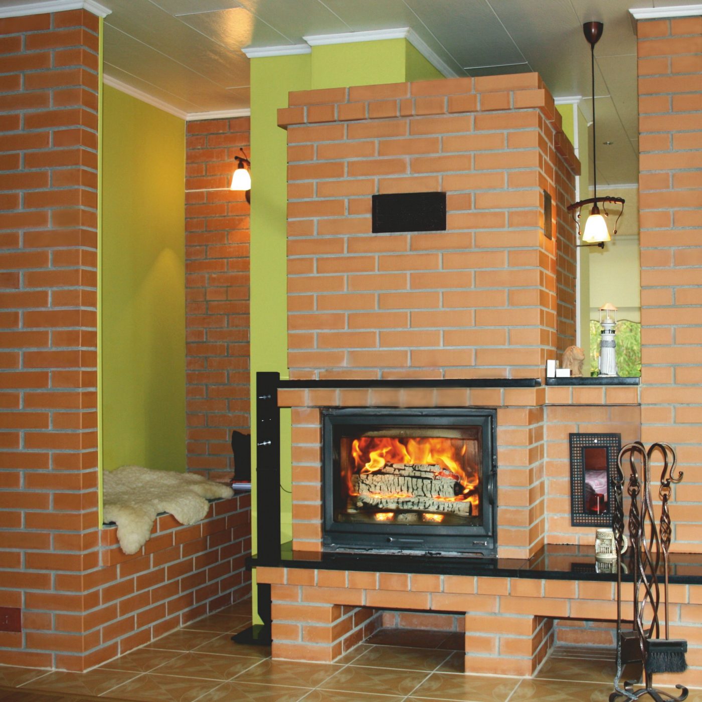 Kamina, ahju ja leso ehitamiseks on kasutatud Aseris toodetud Punane sile telliseid. Meister: Jaan Pääso.