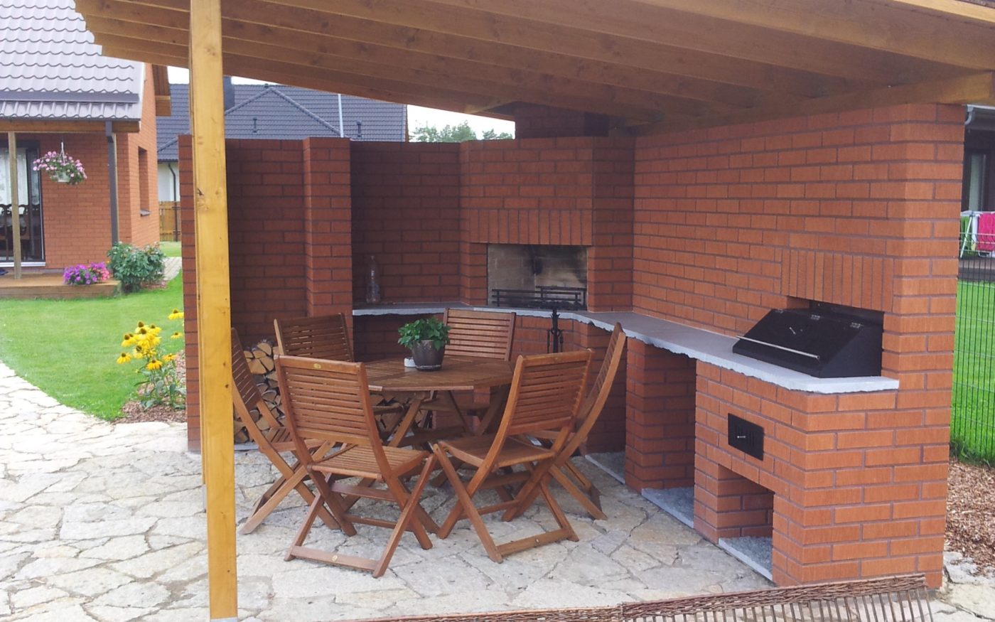 Väliköök koos suitsuahju ja grilliga. Kasutatud materjalid: Terca Punane harjatud tellised. Meister: Agris Mühlberg.