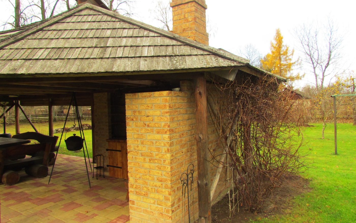 Väliköök koos suitsuahju ja grilli ning kaminaga. Kasutatud materjalid: Terca Orchidee Rose tellised. Meister: Sulev Kitsik.