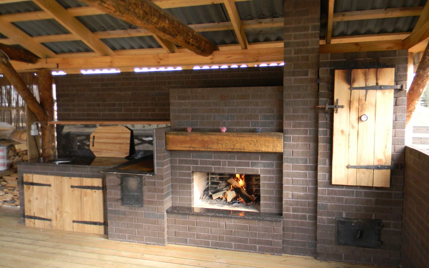 Väliköök pliidi, kamina ja suitsuahjuga. Kasutatud materjalid: Aseris toodetud Terra flame harjatud tellised. Meister: Aivar Karpson.