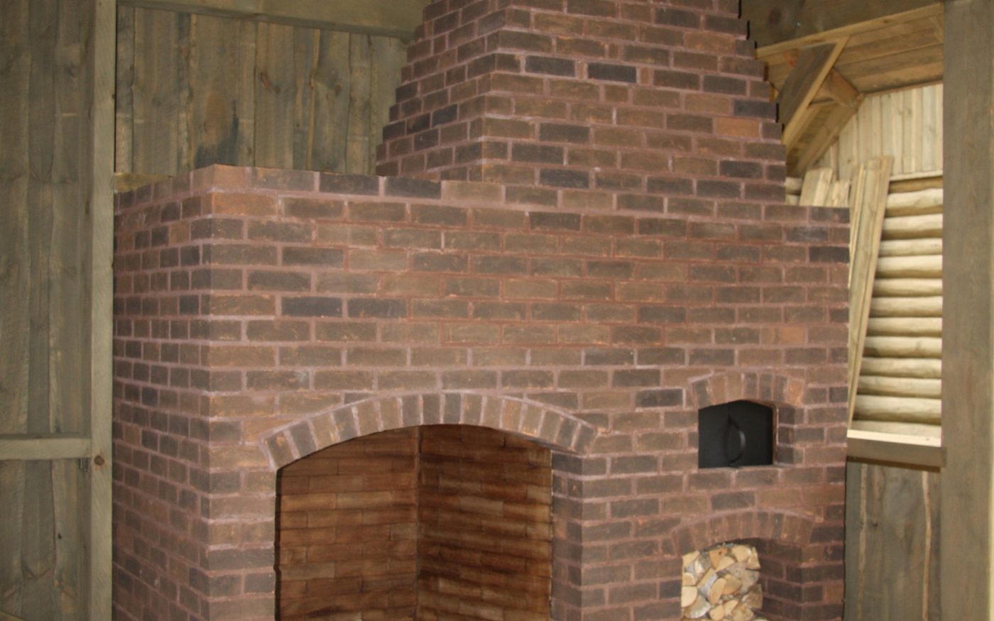 Väliköök koos kamina ja pitsaahjuga. Kasutatud materjalid: Terca St. Pauls tellised ja Penter Terra kare sillutuskivid. Meister: Veikko Martin.