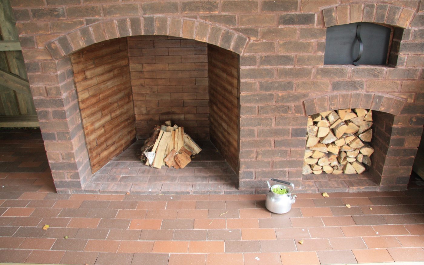 Väliköök koos kamina ja pitsaahjuga. Kasutatud materjalid: Terca St. Pauls tellised ja Penter Terra kare sillutuskivid. Meister: Veikko Martin.