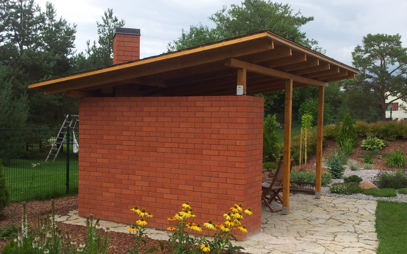 Väliköök koos suitsuahju ja grilliga. Kasutatud materjalid: Terca Punane harjatud tellised. Meister: Agris Mühlberg.