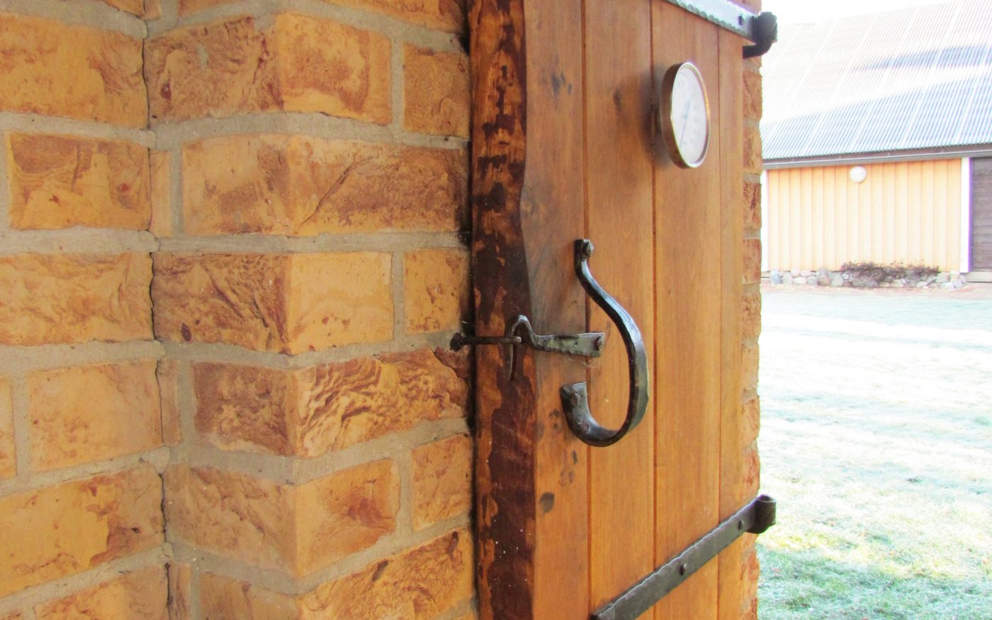 Väliköök koos suitsuahju ja grilli ning kaminaga. Kasutatud materjalid: Terca Orchidee Rose tellised. Meister: Sulev Kitsik.