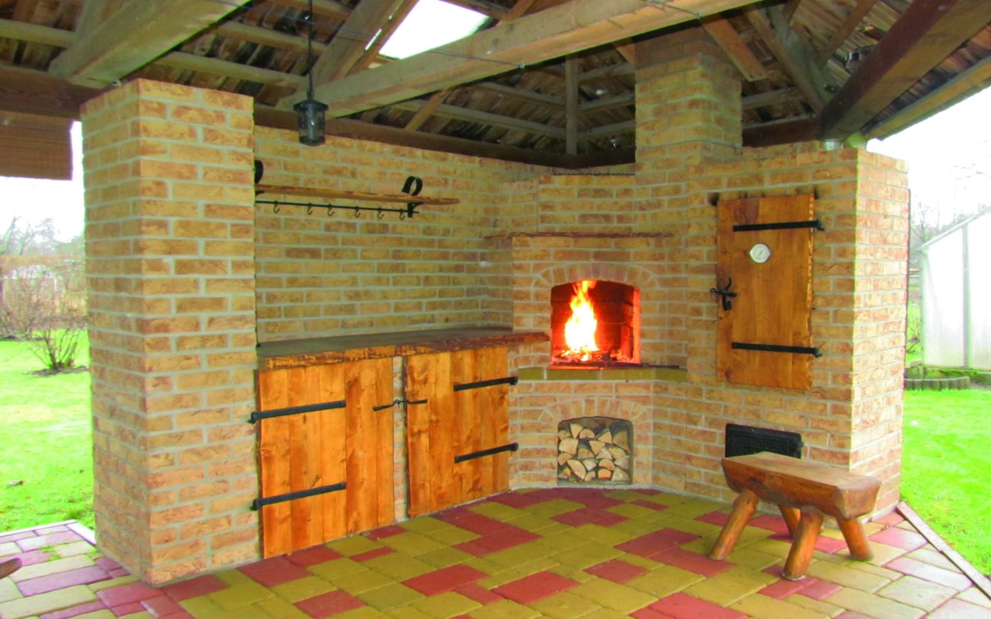 Väliköök koos suitsuahju ja grilli ning kaminaga. Kasutatud materjalid: Terca Orchidee Rose tellised. Meister: Sulev Kitsik.