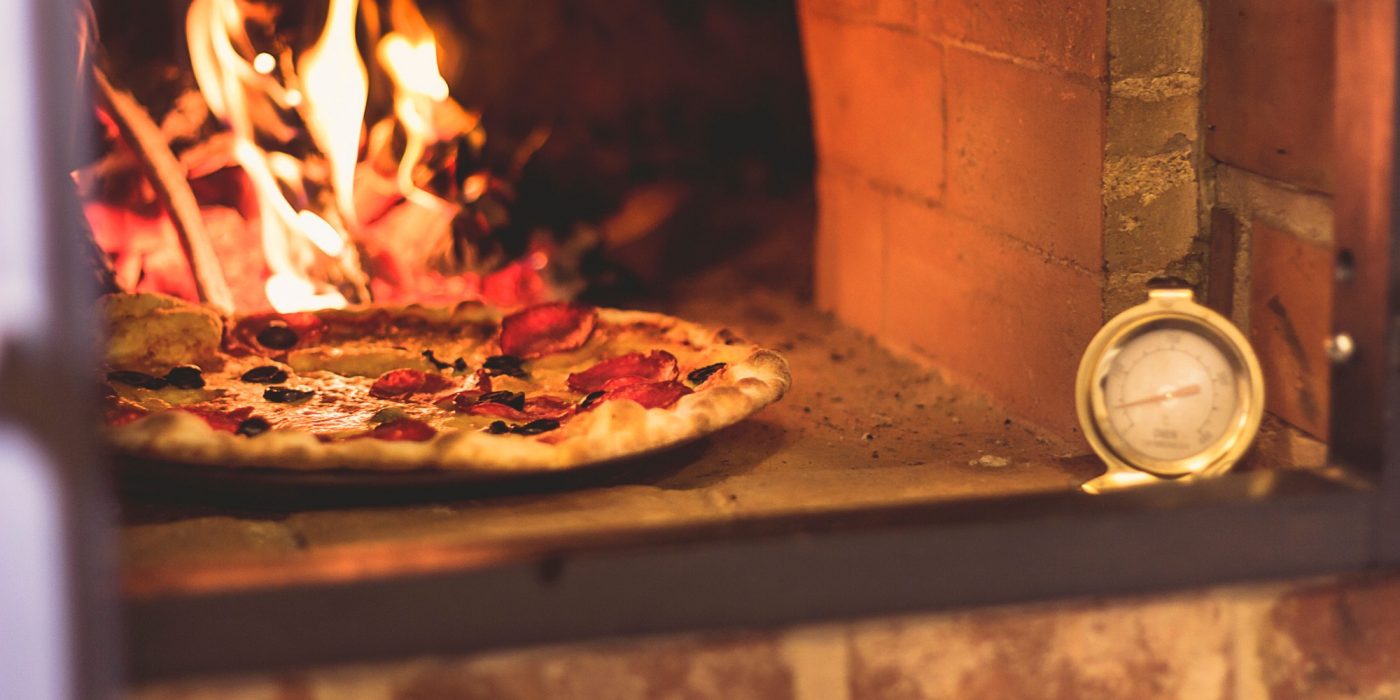 Pizzaahi ja pliit Oiu Sadama restoranis. Pizzaahi ja pliit on ehitatud vanadest tellistest ning sisemise osa ehitamiseks on kasutatud Aseris toodetud PTT65 Helepunane sile telliseid. Meister: Unibuild OÜ.