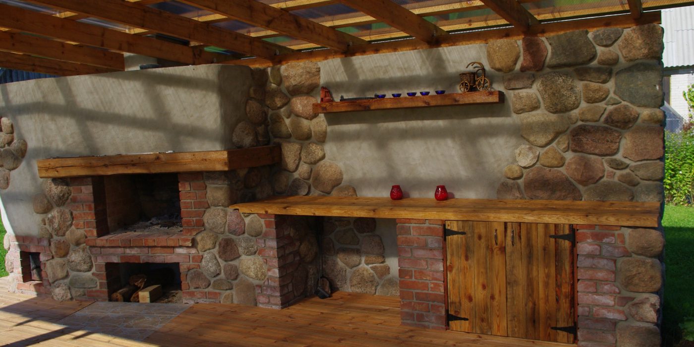 Väliköök koos kamina ja suitsuahjuga. Kasutatud materjalid: Terca Pastorale tellised. Meister: Alan Ahven.